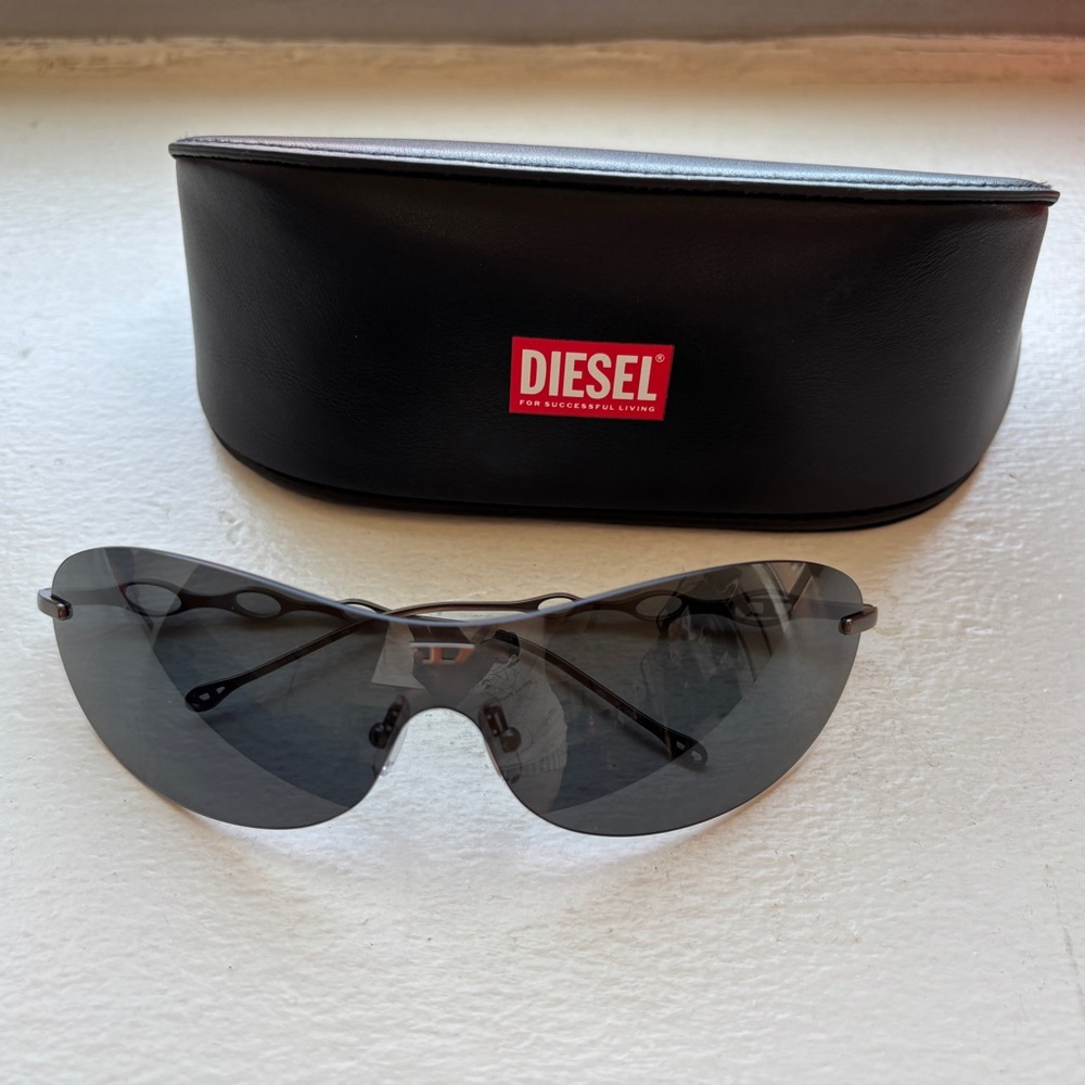 *Brand New* Diesel iconic oval sunglasses with metal arms unisex